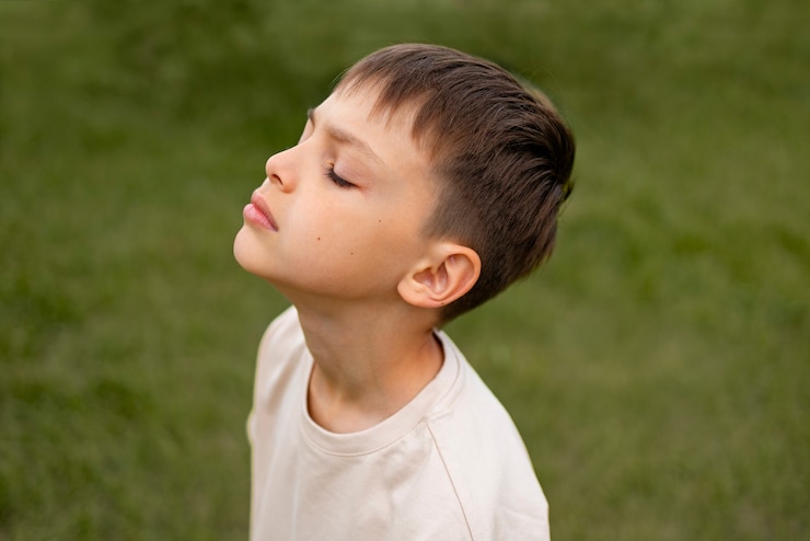 Foto grátis feche o retrato de menino triste