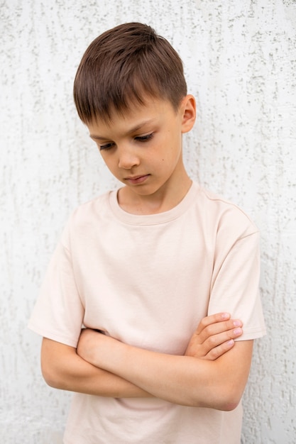 Foto grátis feche o retrato de menino triste