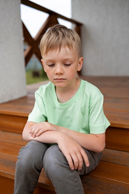 Foto grátis feche o retrato de menino triste