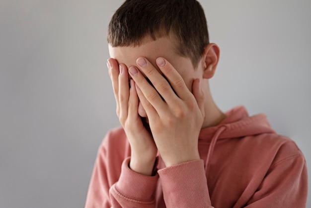 Foto grátis feche o retrato de menino triste