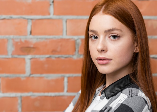 Foto grátis feche o retrato de mulher atraente