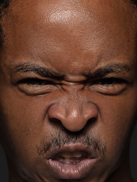 Foto grátis feche o retrato de um homem afro-americano jovem e emocional. modelo masculino com pele bem cuidada e expressão facial brilhante. conceito de emoções humanas. bravo.