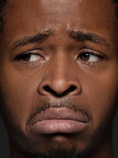 Foto grátis feche o retrato de um homem afro-americano jovem e emocional