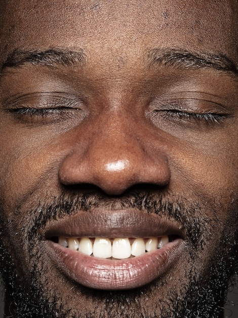 Foto grátis feche o retrato de um jovem afro-americano