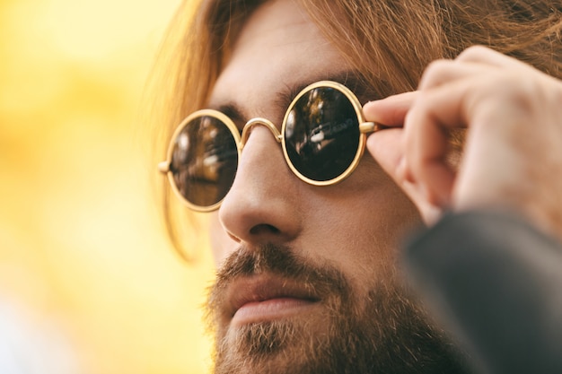 Foto grátis feche o retrato de um jovem barbudo