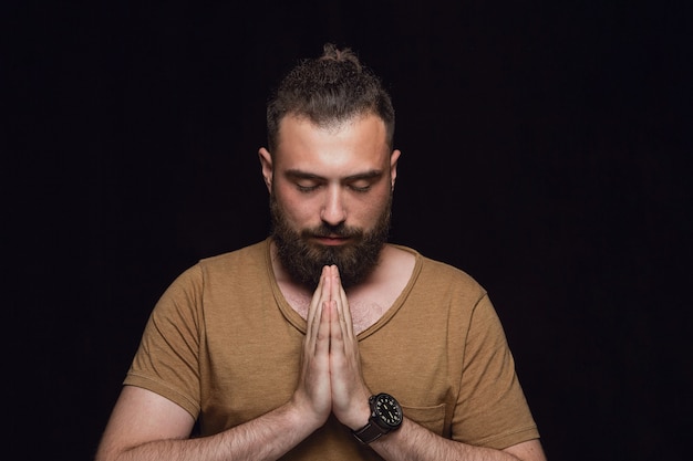 Foto grátis feche o retrato de um jovem isolado na parede preta