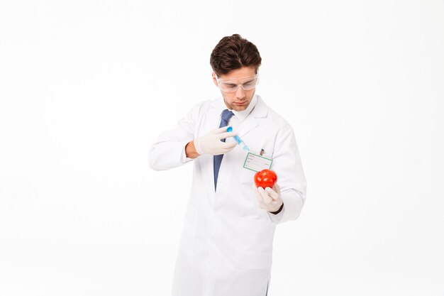 Feche o retrato de um jovem médico masculino concentrado