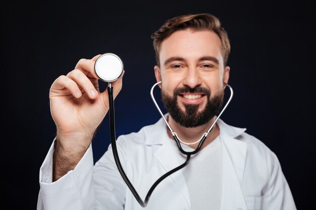 Feche o retrato de um médico homem feliz