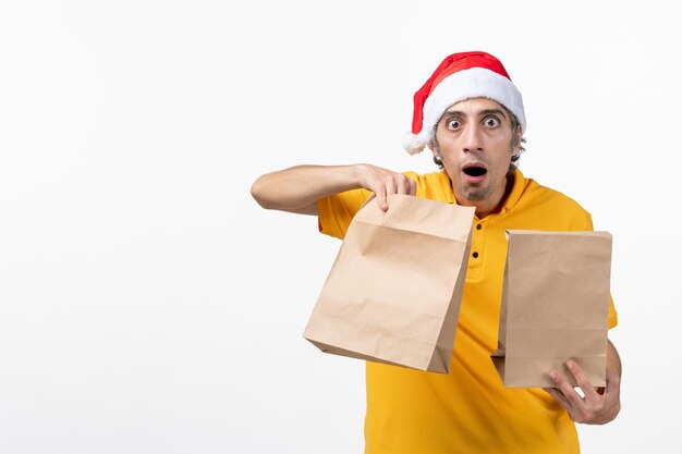 Feche o retrato de um mensageiro com chapéu de papai noel isolado