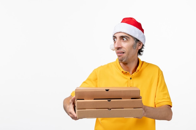 Feche o retrato de um mensageiro com chapéu de papai noel isolado