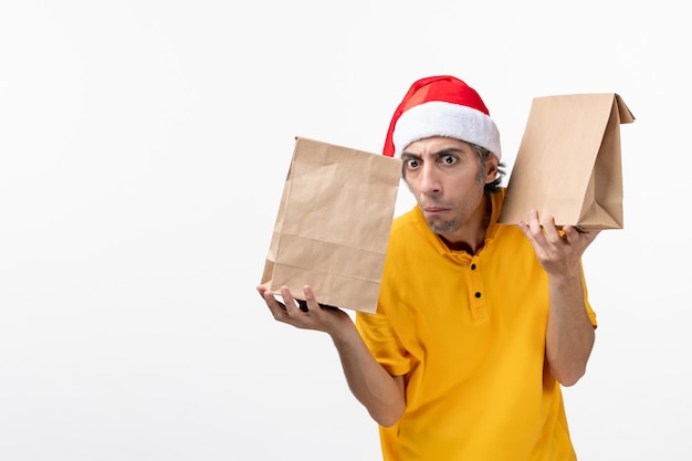 Feche o retrato de um mensageiro com chapéu de Papai Noel isolado