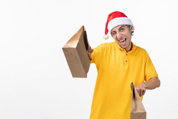 Feche o retrato de um mensageiro com chapéu de papai noel isolado