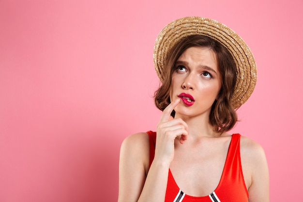 Foto grátis feche o retrato de uma garota duvidosa e insegura