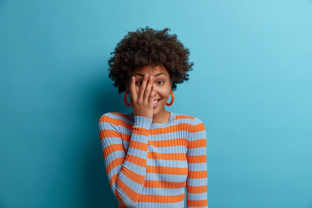 Foto grátis feche o retrato de uma jovem atraente isolada