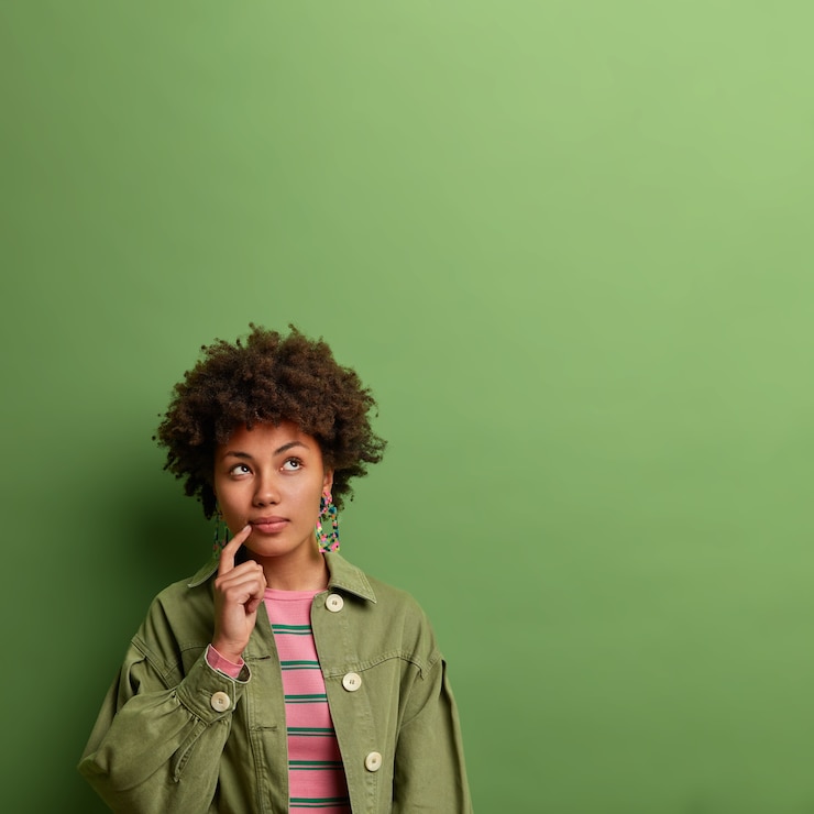 Foto grátis feche o retrato de uma jovem atraente isolada