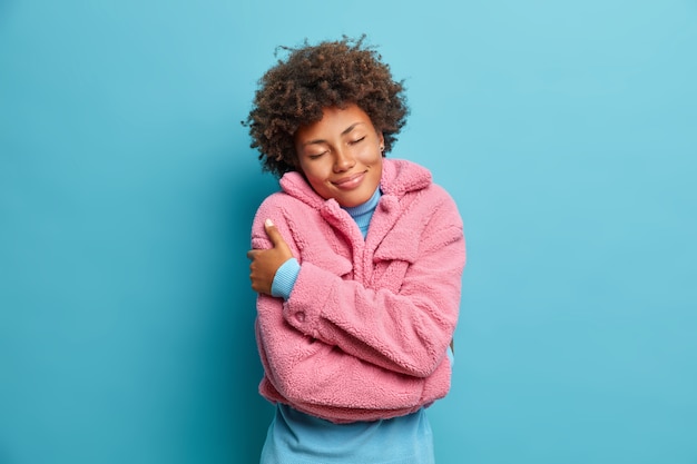 Feche o retrato de uma jovem de cabelos cacheados isolada