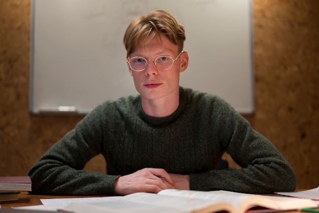 Foto grátis feche o retrato de uma jovem estudante