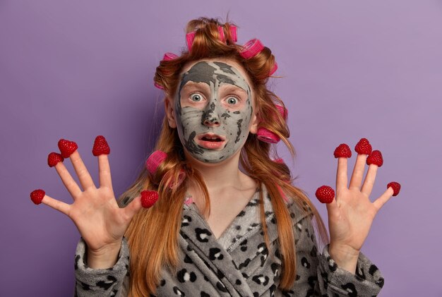 Foto grátis feche o retrato de uma jovem linda isolada