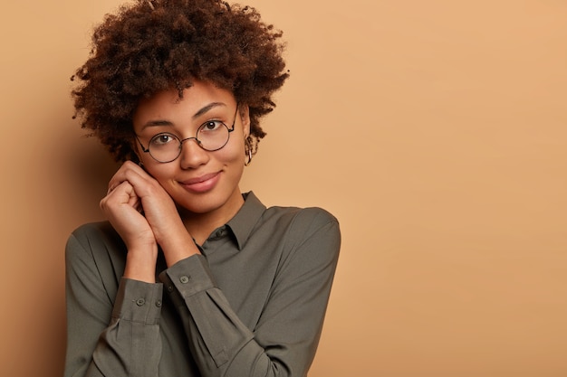 Foto grátis feche o retrato de uma jovem linda