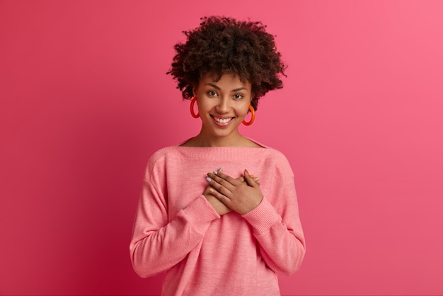 Foto grátis feche o retrato de uma jovem mulher bonita isolada