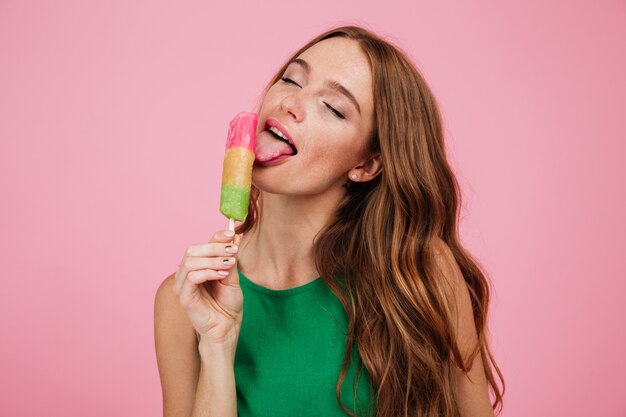 Feche o retrato de uma jovem mulher bonita