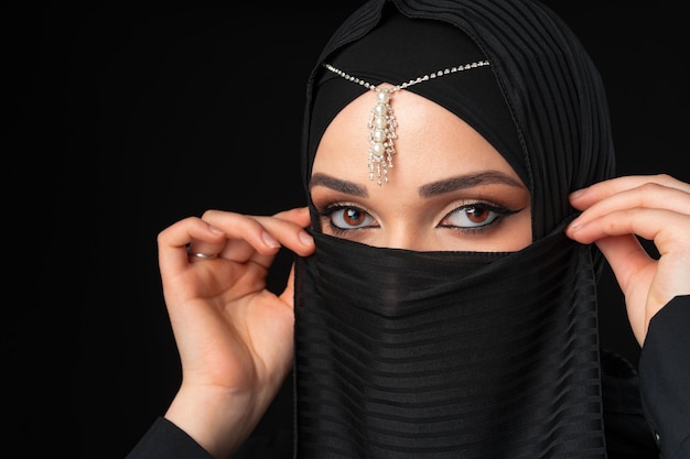 Feche o retrato de uma linda garota muçulmana vestida de hijab