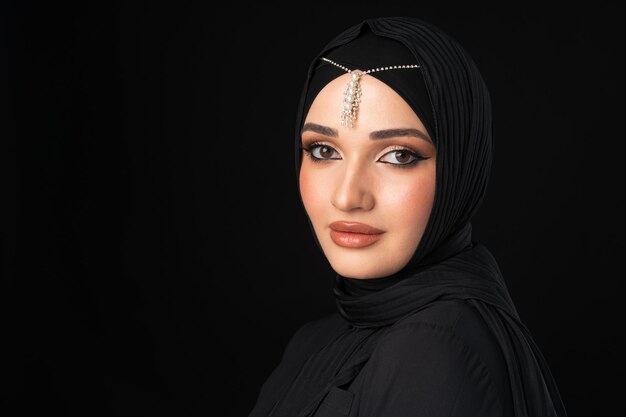 Feche o retrato de uma linda garota muçulmana vestida de hijab