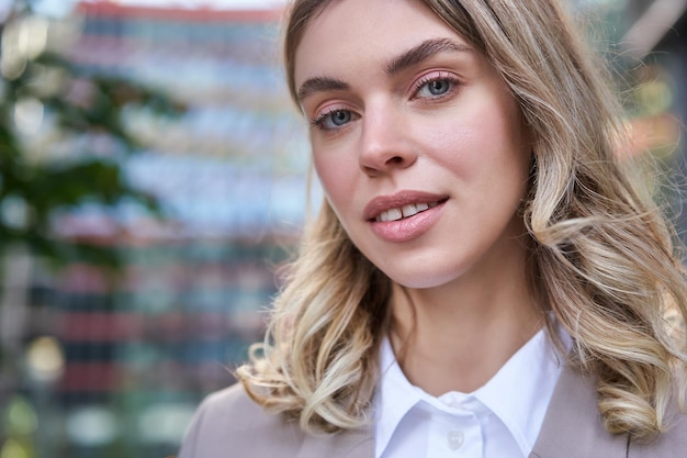 Feche o retrato de uma linda mulher sorridente de anos vestindo roupas corporativas parecendo feliz