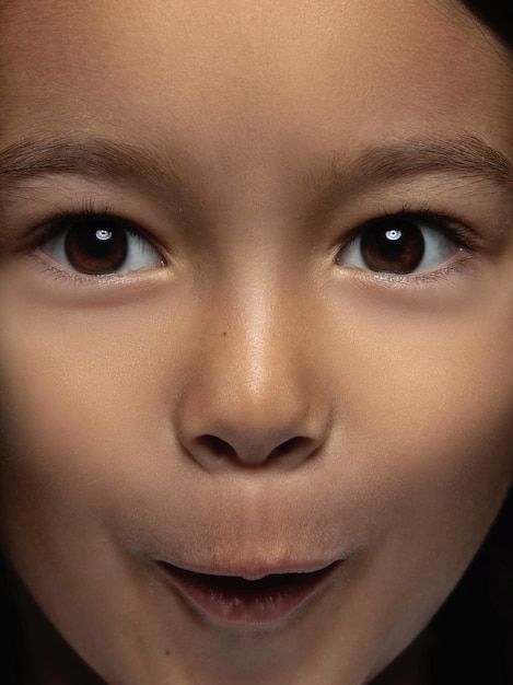 Feche o retrato de uma menina asiática pequena e emocional. foto fotográfica altamente detalhada da modelo feminina com uma pele bem cuidada e uma expressão facial brilhante. conceito de emoções humanas. parece chocado, surpreso.