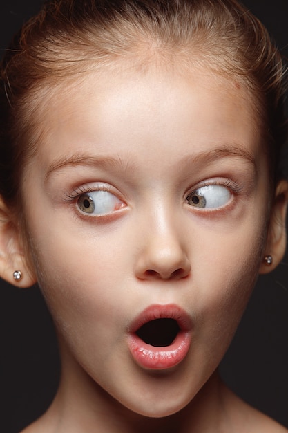 Feche o retrato de uma menina caucasiana emocional. Foto altamente detalhada do modelo com pele bem cuidada e expressão facial brilhante. Conceito de emoções humanas. Espantado, olhando para o lado.