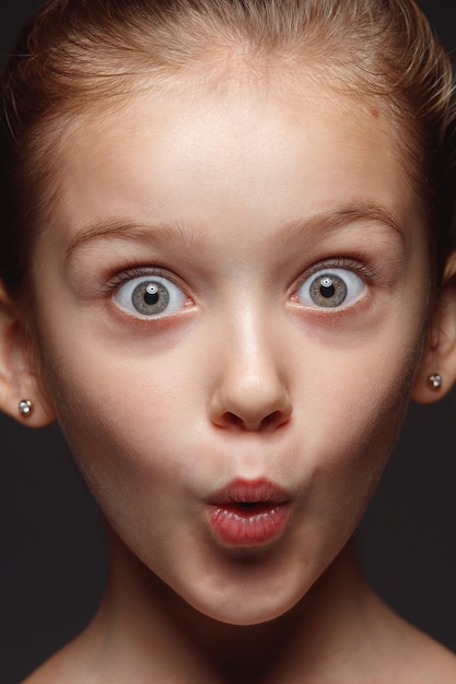 Foto grátis feche o retrato de uma menina caucasiana emocional. foto fotográfica altamente detalhada da modelo feminina com uma pele bem cuidada e uma expressão facial brilhante. conceito de emoções humanas. chocado, maravilhado.