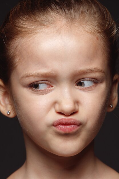 Feche o retrato de uma menina caucasiana emocional. Foto fotográfica altamente detalhada da modelo feminina com uma pele bem cuidada e uma expressão facial brilhante. Conceito de emoções humanas. Nojento.