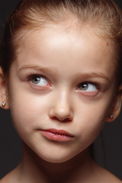 Feche o retrato de uma menina caucasiana emocional. Sessão de fotos altamente detalhada de modelo feminino com pele bem cuidada e expressão facial brilhante. Conceito de emoções humanas. Pensativo, pensando.