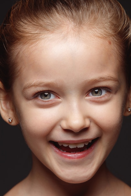 Feche o retrato de uma menina caucasiana emocional. Sessão de fotos altamente detalhada de modelo feminino com pele bem cuidada e expressão facial brilhante. Conceito de emoções humanas. Sorrindo, rindo.