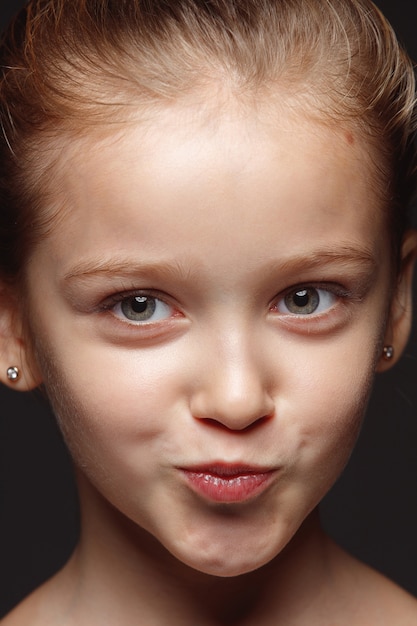 Foto grátis feche o retrato de uma menina caucasiana emocional.