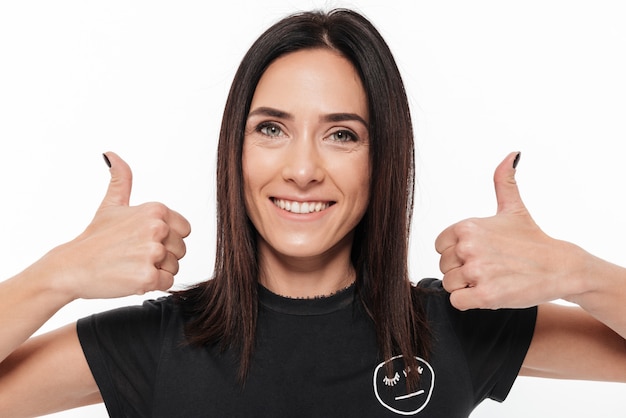 Foto grátis feche o retrato de uma mulher atraente e sorridente