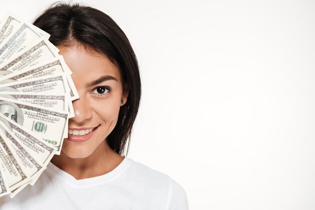 Feche o retrato de uma mulher atraente sorridente