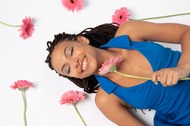 Foto grátis feche o retrato de uma mulher bonita com flores