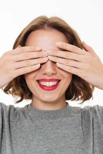 Foto grátis feche o retrato de uma mulher bonita sorridente