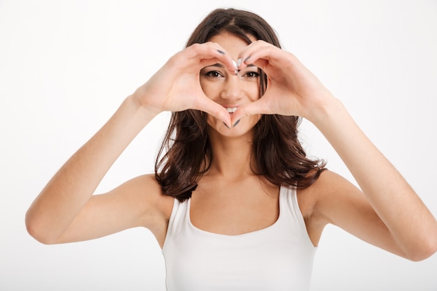 Foto grátis feche o retrato de uma mulher feliz, vestida com regata