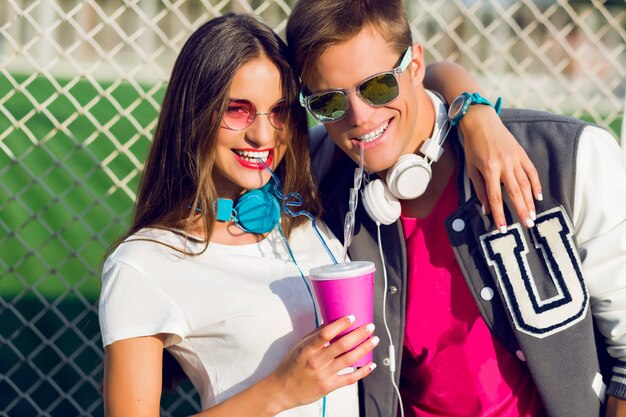 Feche o retrato de verão de um jovem casal hippie apaixonado posando ao ar livre