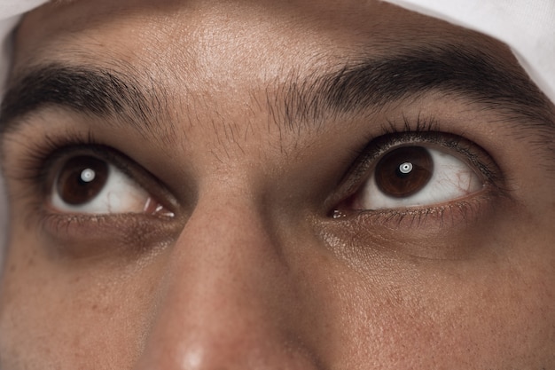 Foto grátis feche o retrato do empresário da arábia saudita. rosto do jovem modelo masculino, tiro de olhos olhe para cima. conceito de negócios, finanças, expressão facial, emoções humanas.