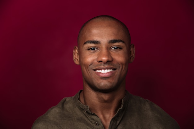 Feche o retrato do homem Africano sorridente olhando