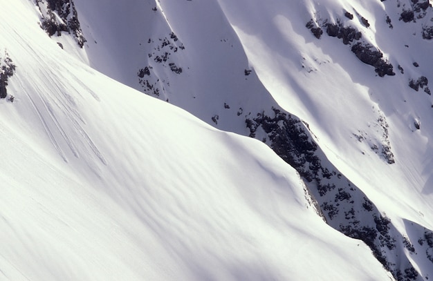 Foto grátis feche o tiro de uma montanha de neve em ramsau, áustria durante o dia