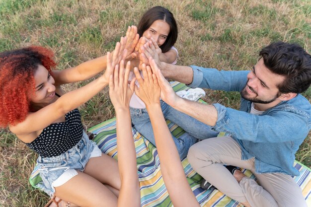 Feche os amigos com as mãos para cima