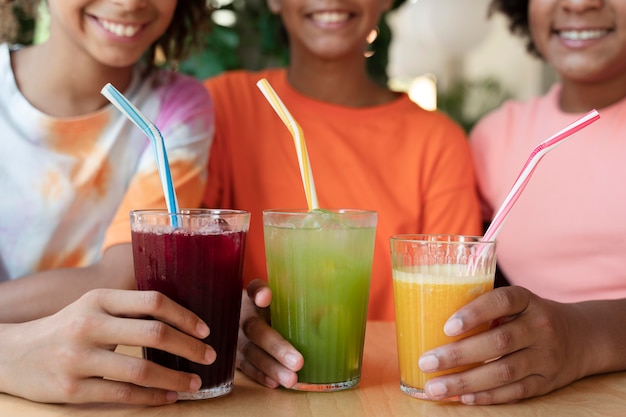 Foto grátis feche os amigos com bebidas deliciosas