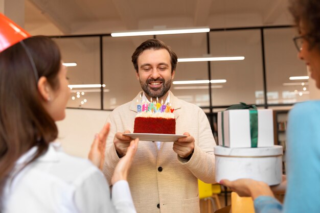 Feche os colegas comemorando no escritório