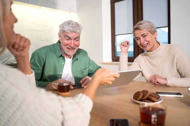 Foto grátis feche os idosos sentados à mesa