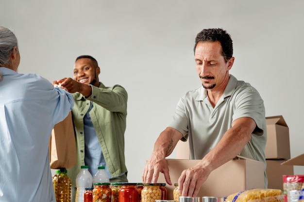 Feche pessoas coletando doações de alimentos