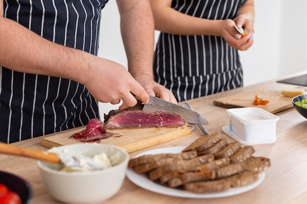 Foto grátis feche pessoas cozinhando juntas